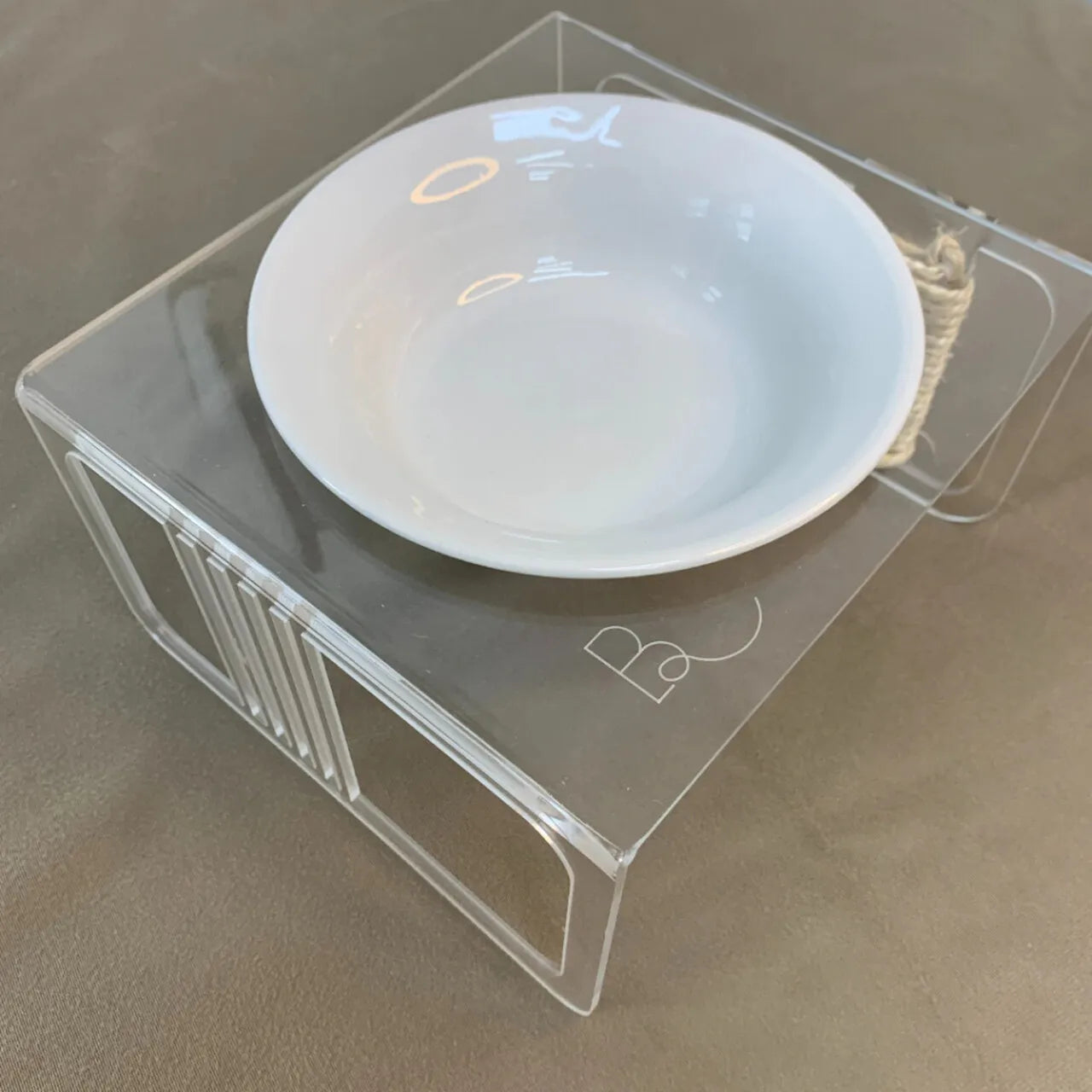 Bebedouro/Comedouro Fundo Cerâmica Horus com Base em Acrílico