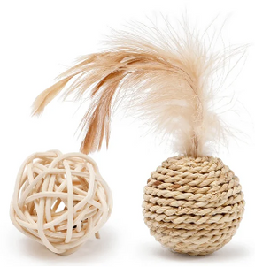 Brinquedo Duplo Bolinhas Sisal Rattan e Pena